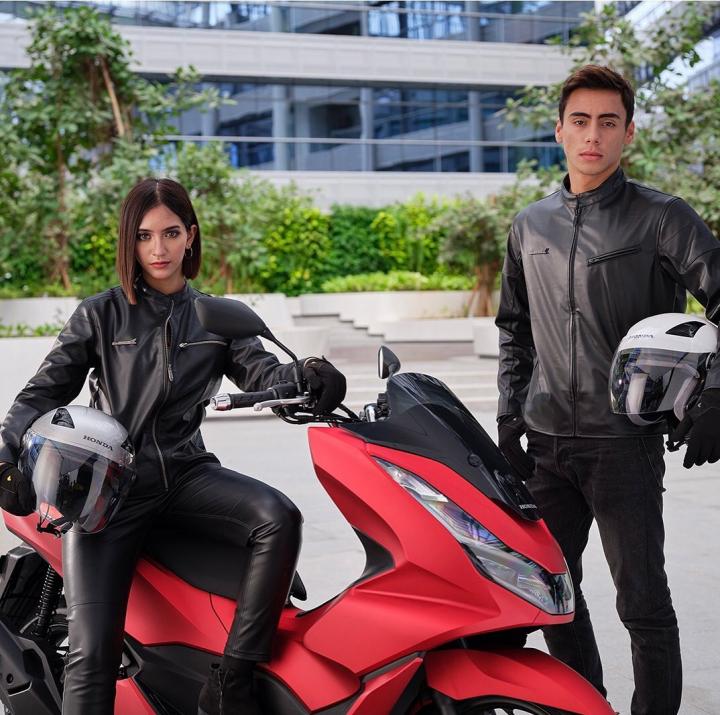 Tips Aman Saat Wanita Naik Motor